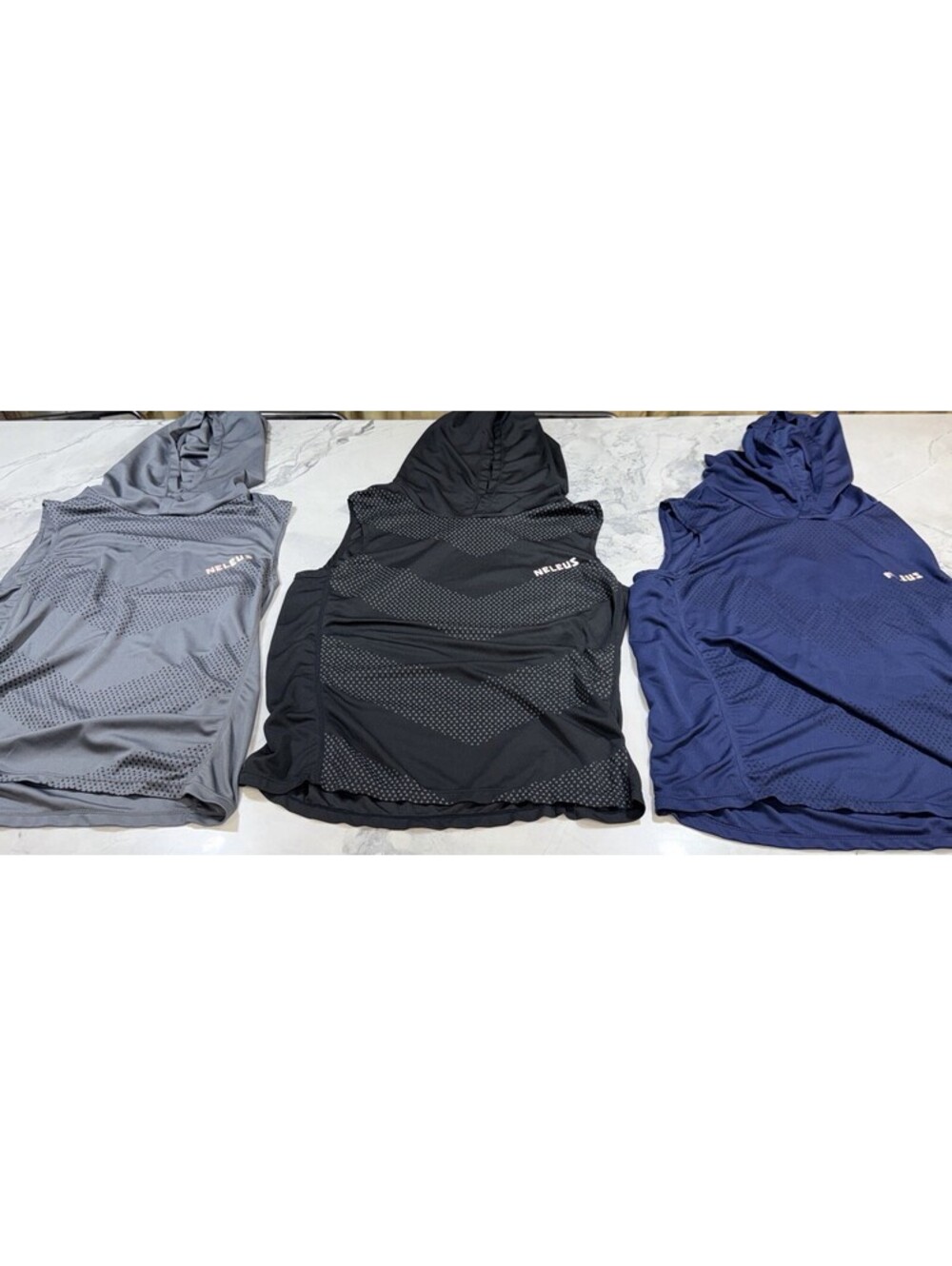 Neleus 5098 Mens M Hooded Workout Tank Tops 3 Pack Black Gray Navy Gym Dry Fit